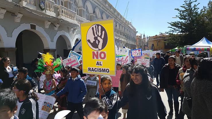 Movilización con mensajes contra el racismo