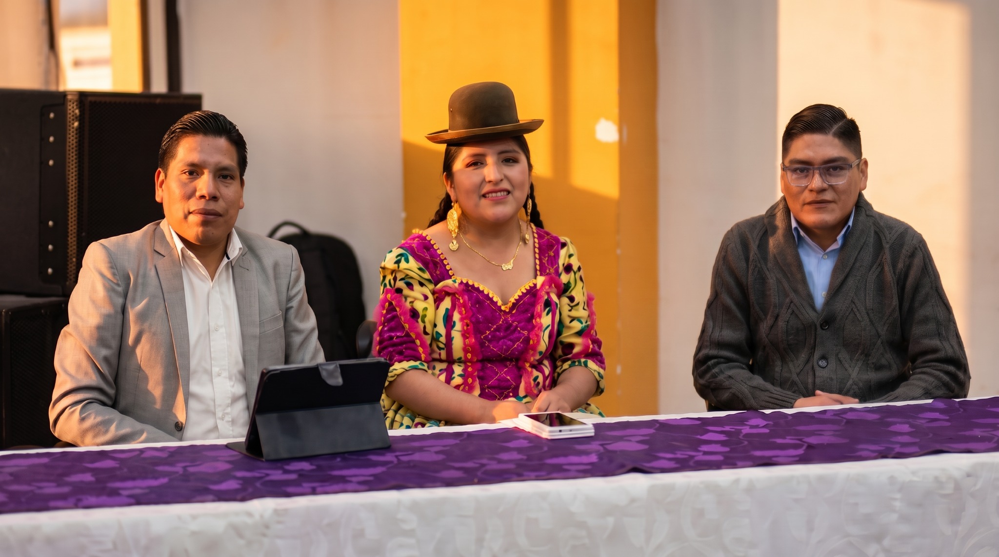 Personas dialogan en un programa de radio comunitaria