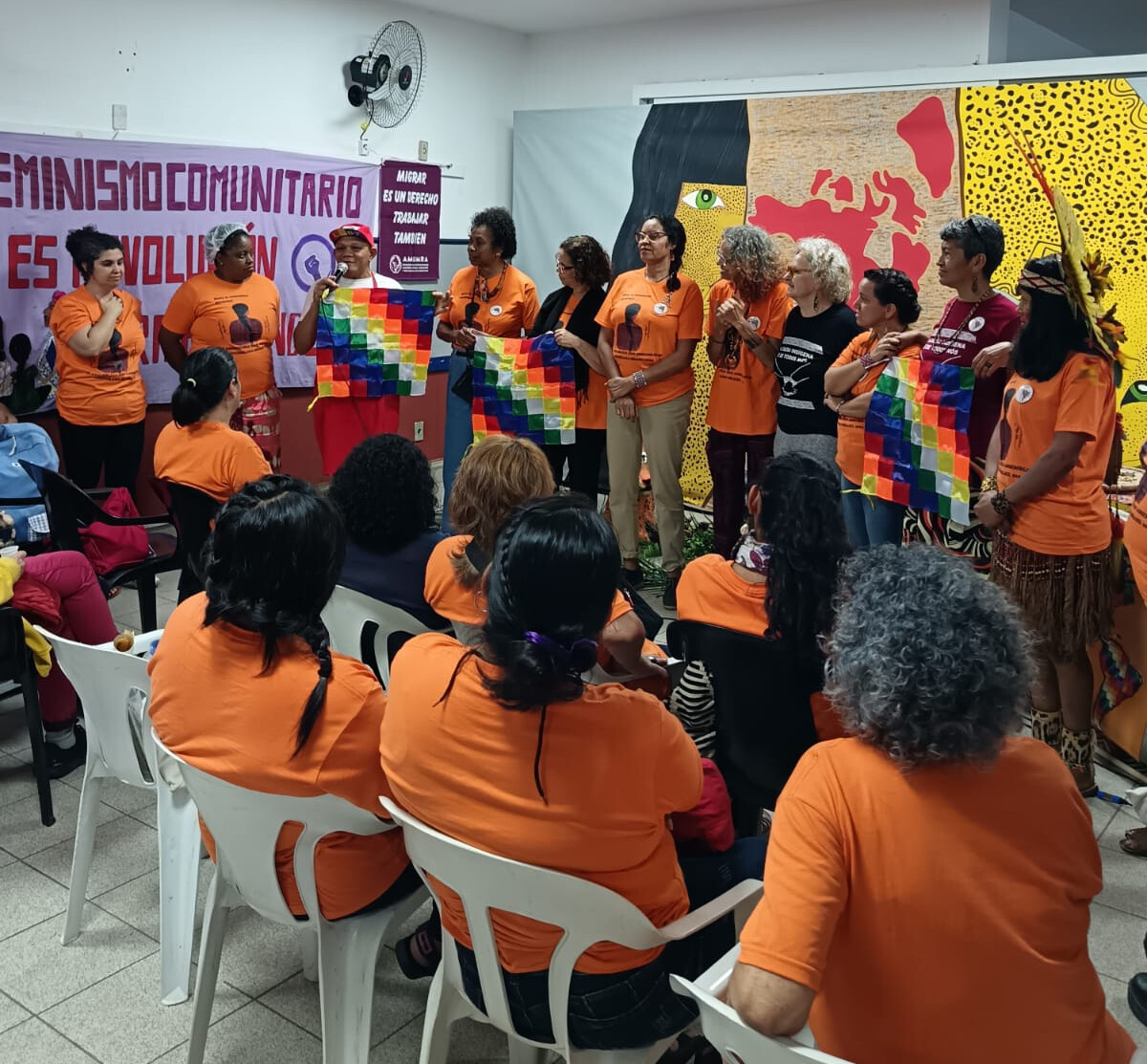 Mujeres participan en una actividad comunitaria de la Fundación Abya Yala Bolivia