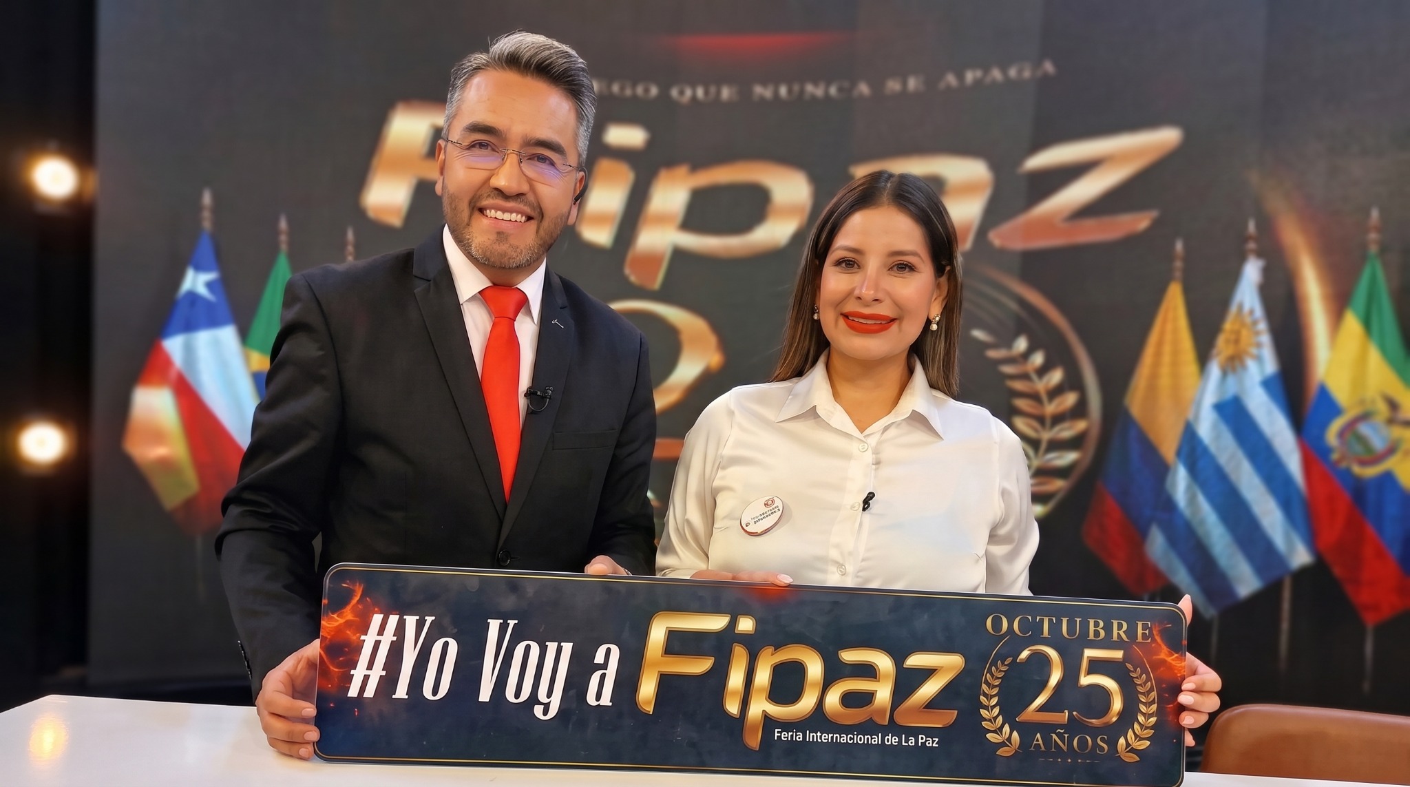 Representantes de la Fundación Abya Yala junto al reconocimiento de FIPAZ