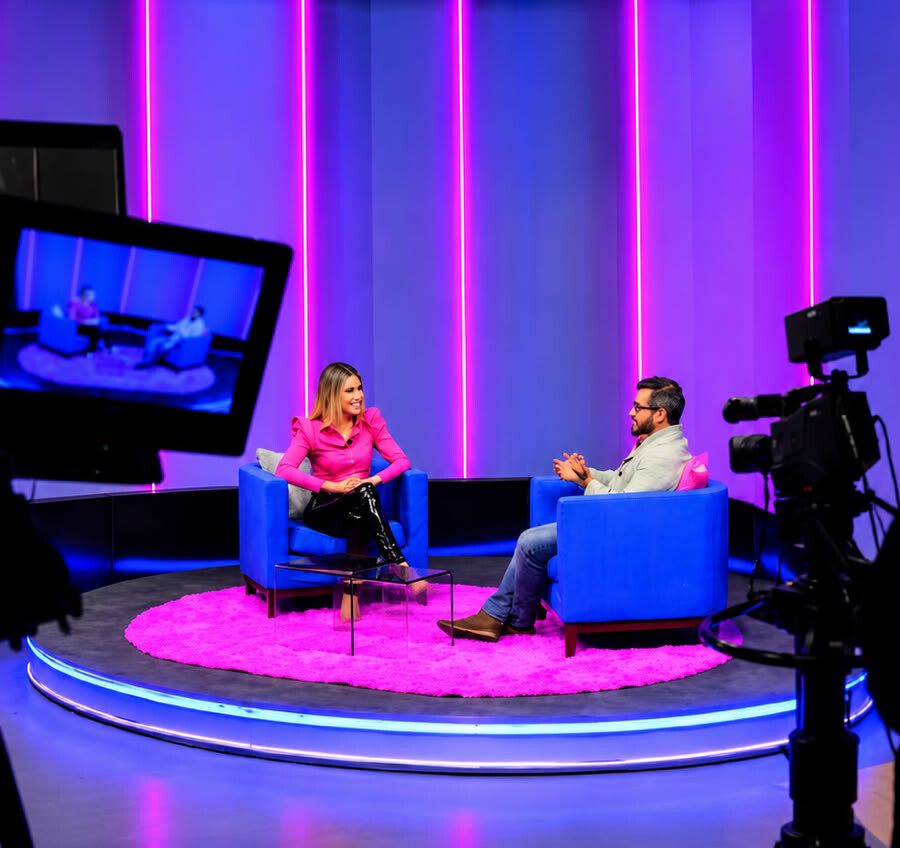 Entrevista con una mujer y un hombre en un estudio de televisión