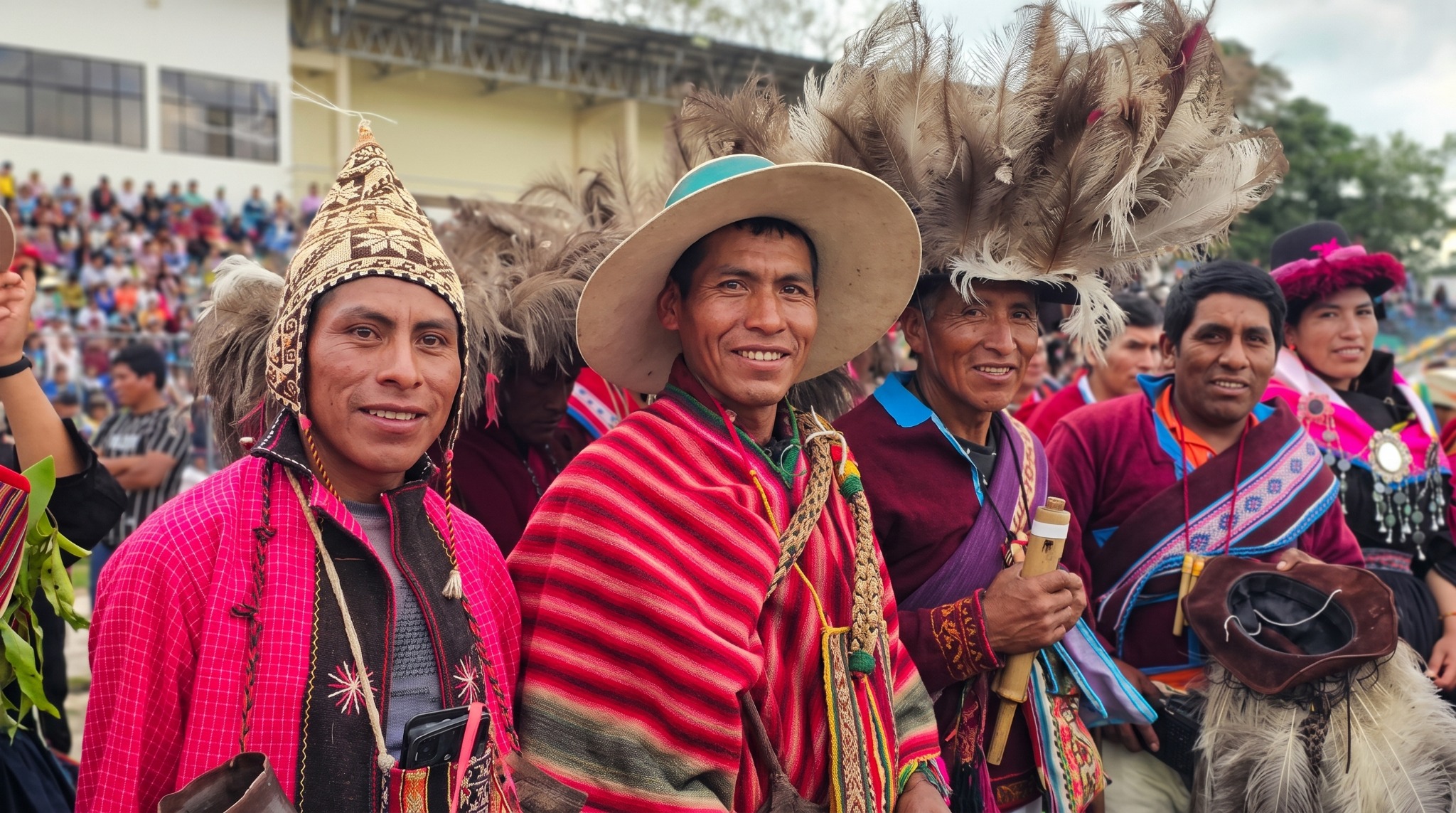 Integrantes de comunidades indígenas participan en una celebración cultural