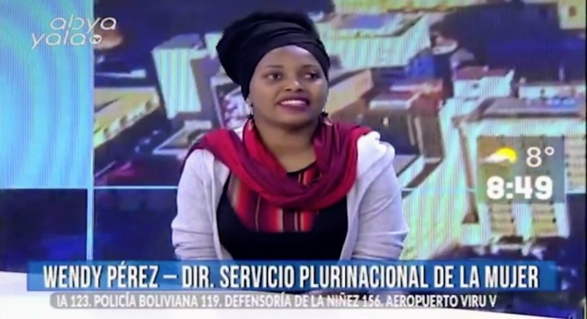 Participación de una mujer en un espacio de televisión Abya Yala